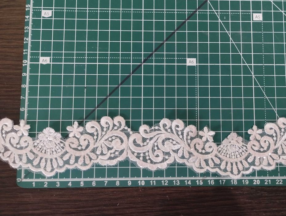 Мереживо високої якості біле і молочне з паєтками нове на метраж