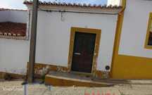 Moradia térrea de tipologia T1 com logradouro, no centro de Santo A...