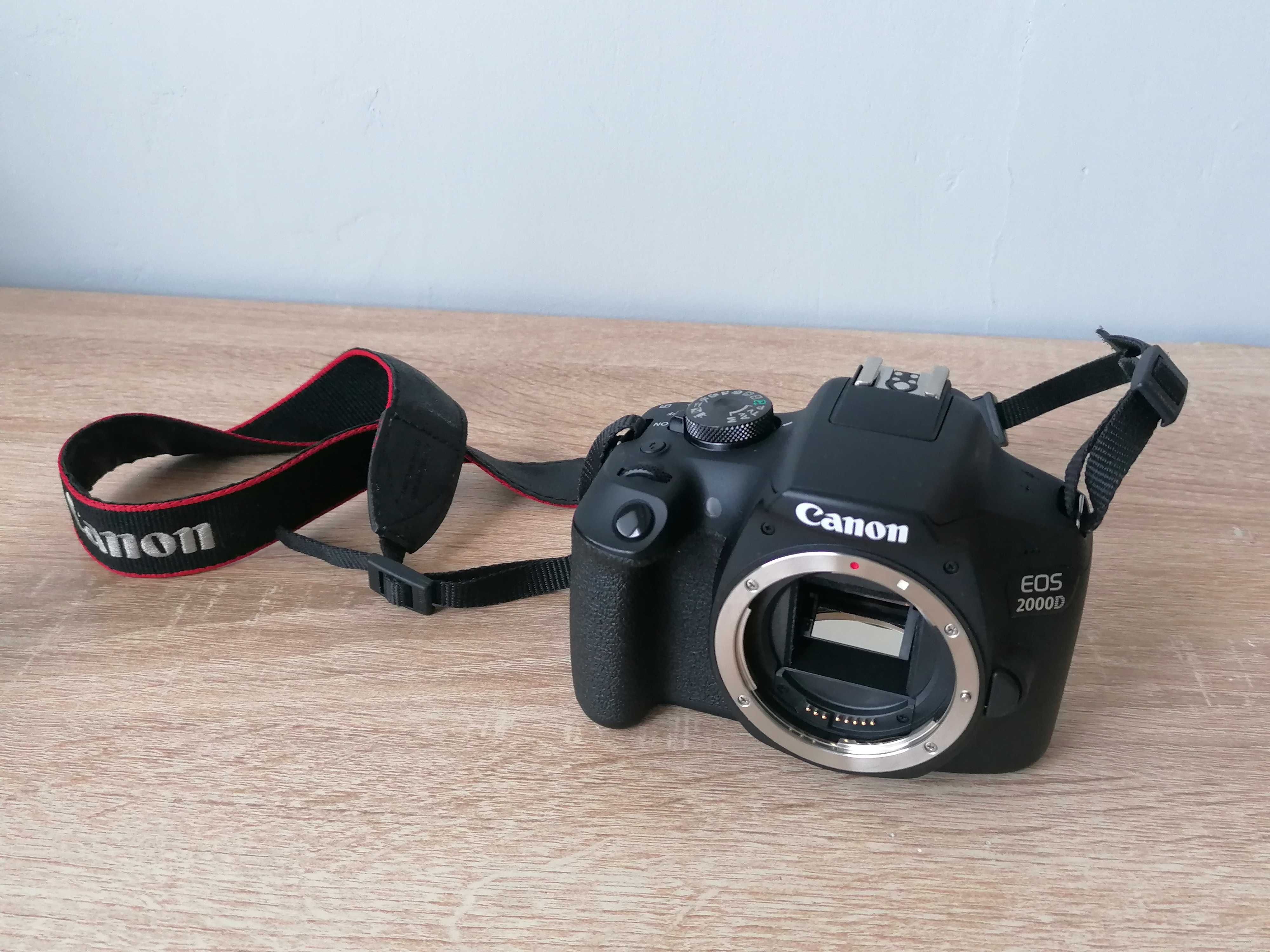 Aparat Canon D2000 z obiektywem 18 - 55