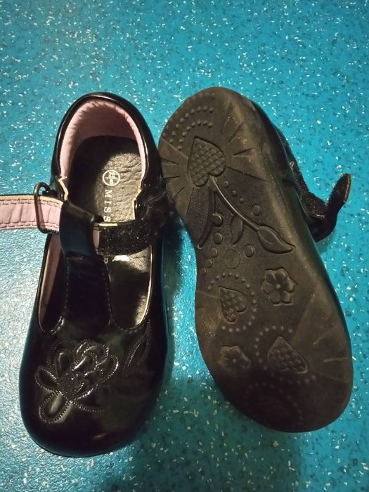 Туфельки дівчачі нові