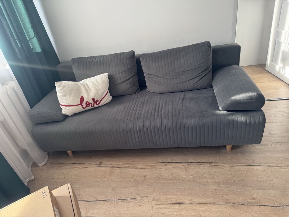 Szara sofa rozkladana z funkcja spania