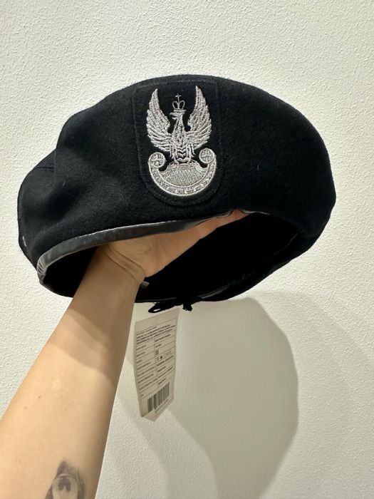 Nowy czarny wojskowy beret 55