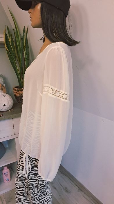 Biała bluzka z  koronkowymi  wstawkami