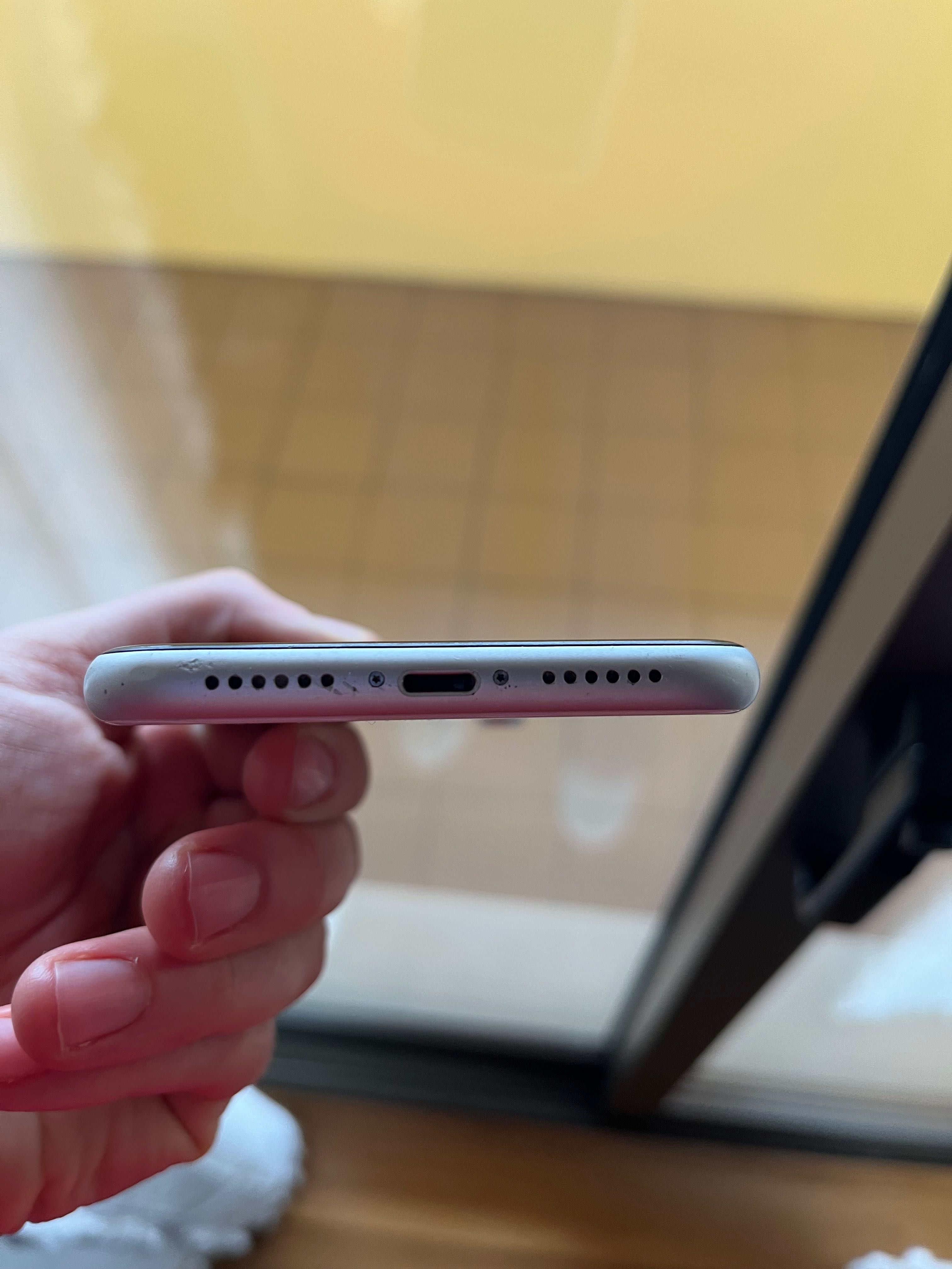 iPhone XR branco 64GB, não inclui carregador