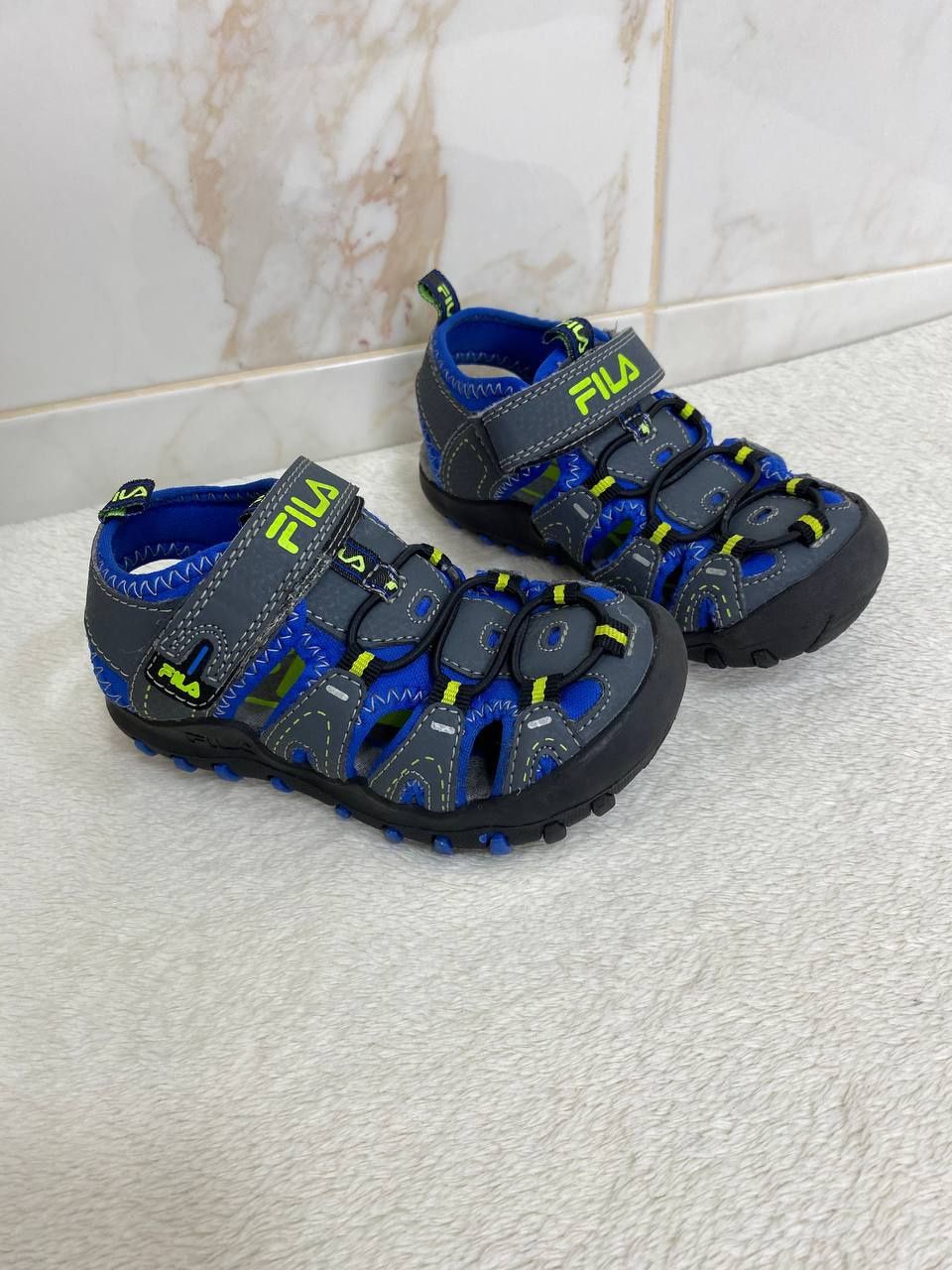 Босоніжки з закритими пальцями Fila