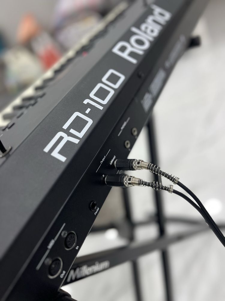 Проф. Цифровое сценическое пианино Roland RD100 / піано