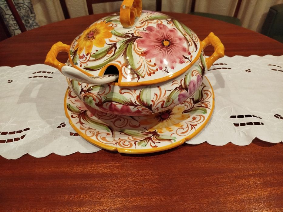 Terrina em louça com prato