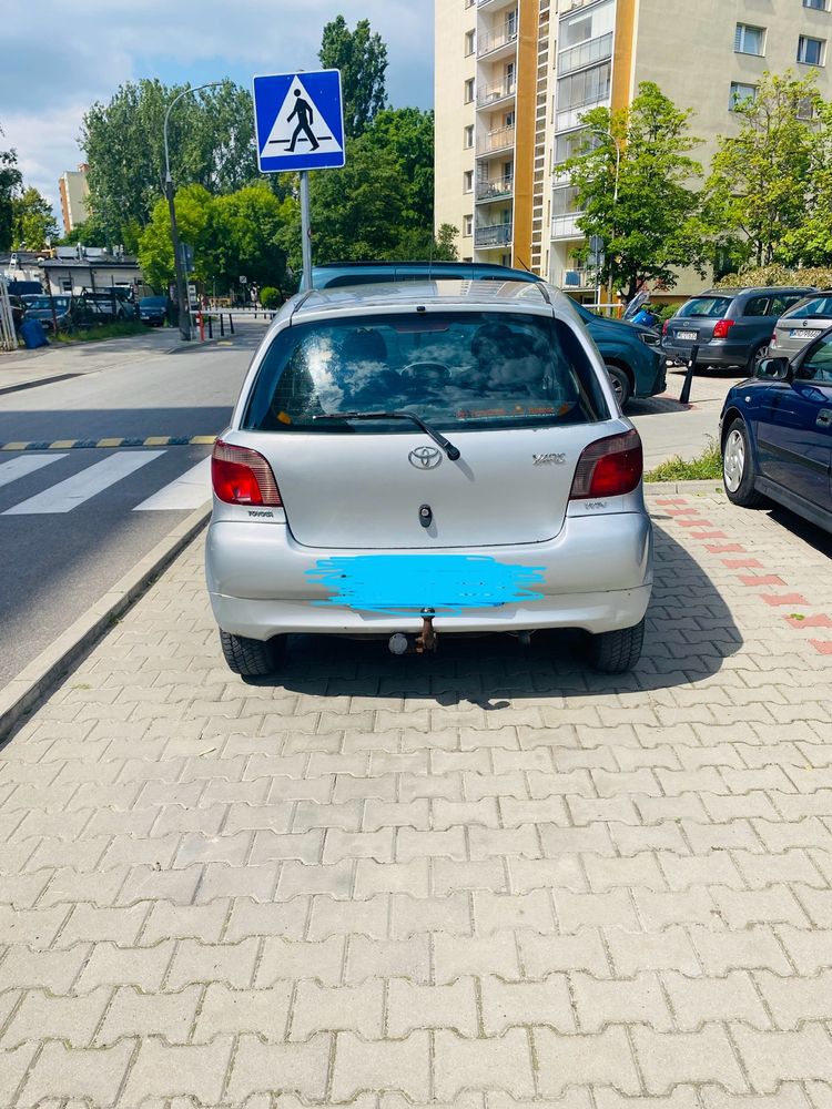 Toyota Yaris l 4 drzwi hak