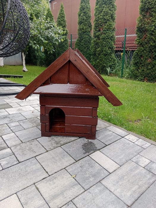 Buda drewniana  dla małego pieska o wymiarach: 60 cm /67 cm