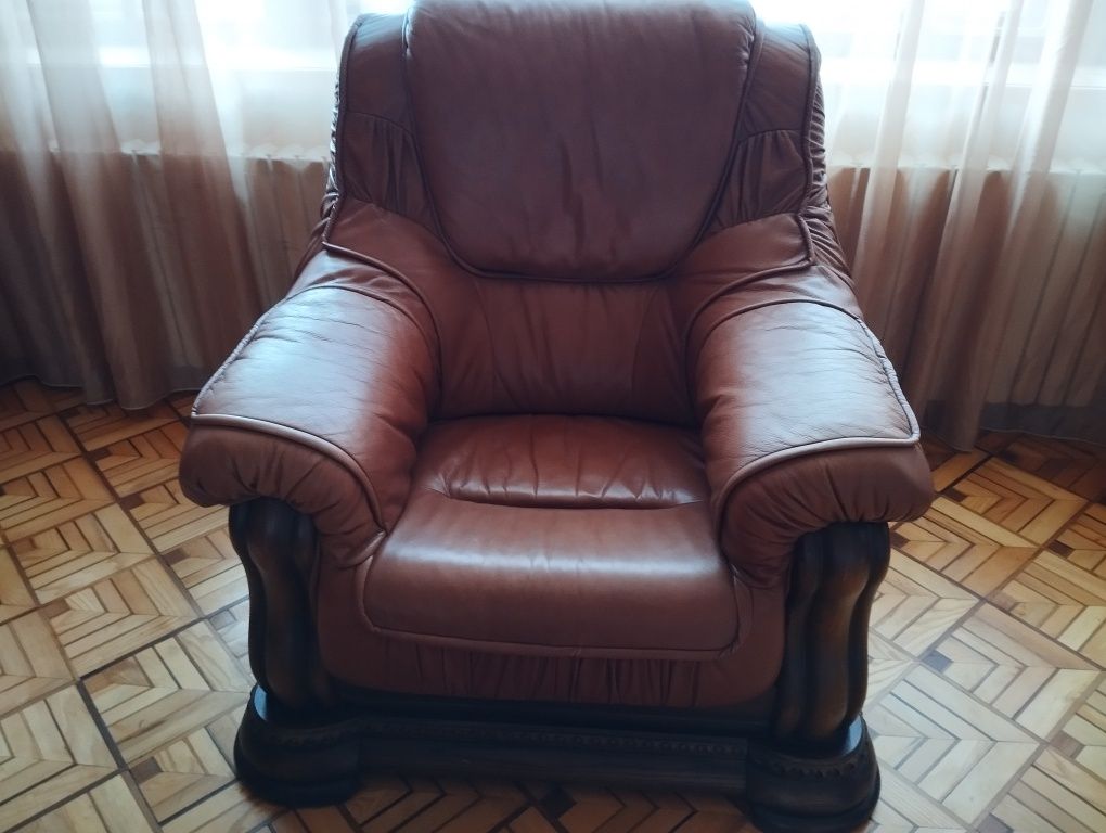 Продам два кожаных креслв навых и столик  Гризли , Португалия