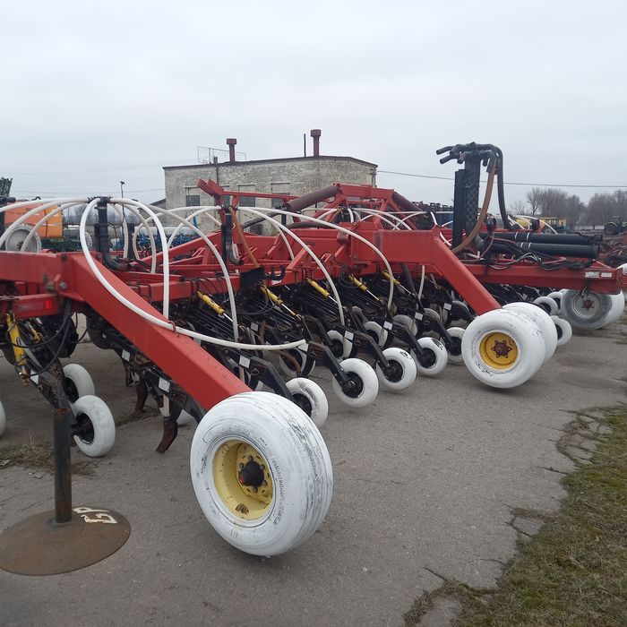 Сівалка Борго 3310 з бочкою.