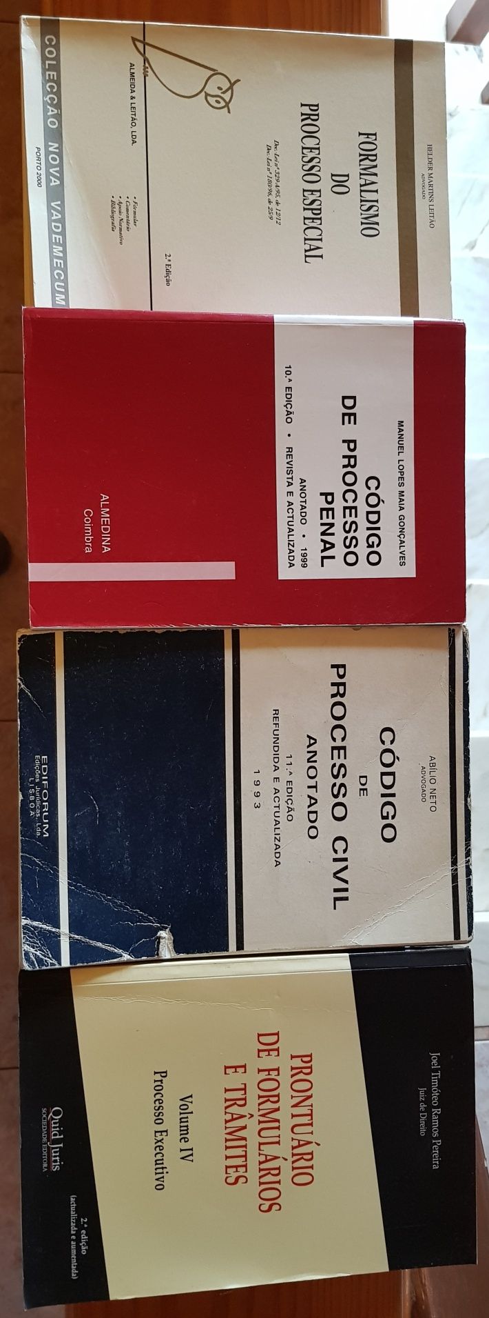 Vários Livros de Direito (Penal, Civil, Trabalho)