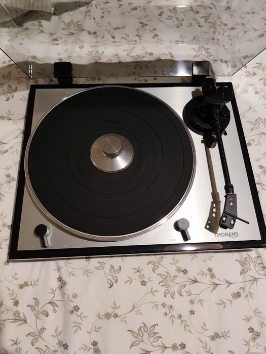 Thorens TD 402, novo. Esteve exposto em casa durante dois meses.