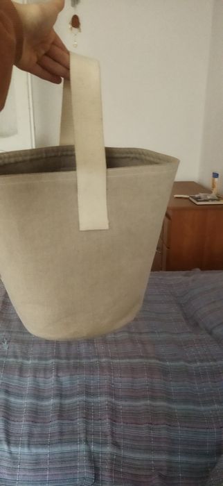 Гарна кремова кругла сумка