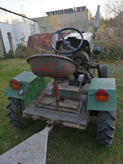 Traktor ES z przyczepką