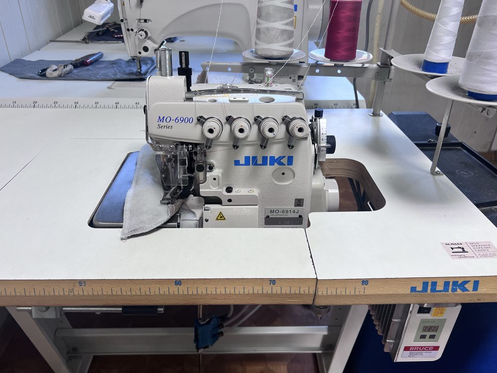 Overlock 4 nitkowy JUKI MO-6914J Górny Transport Ciężkie szycie Automa