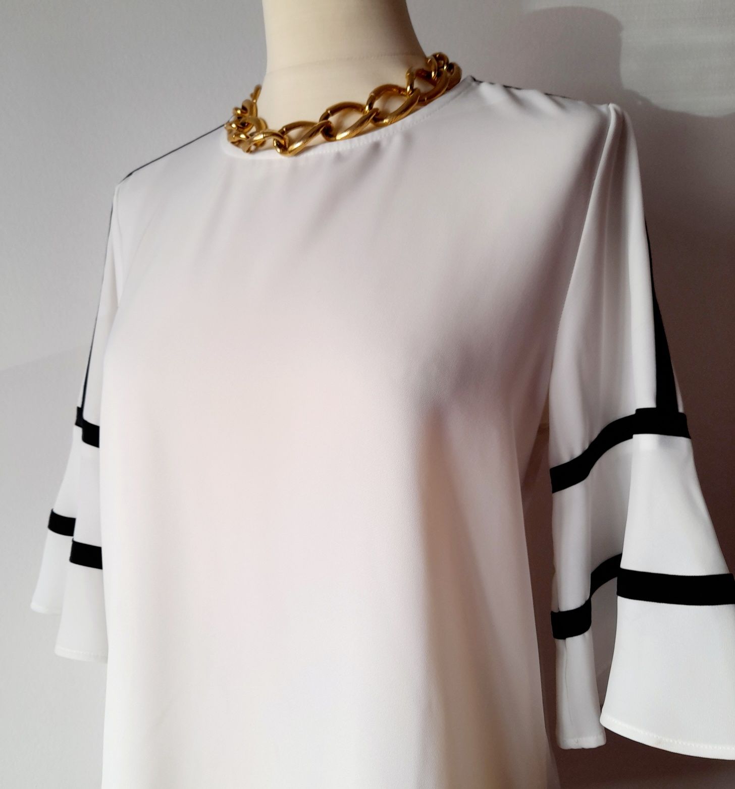 Blusa Calvin Klein branca, com detalhes a preto. Tamanho S