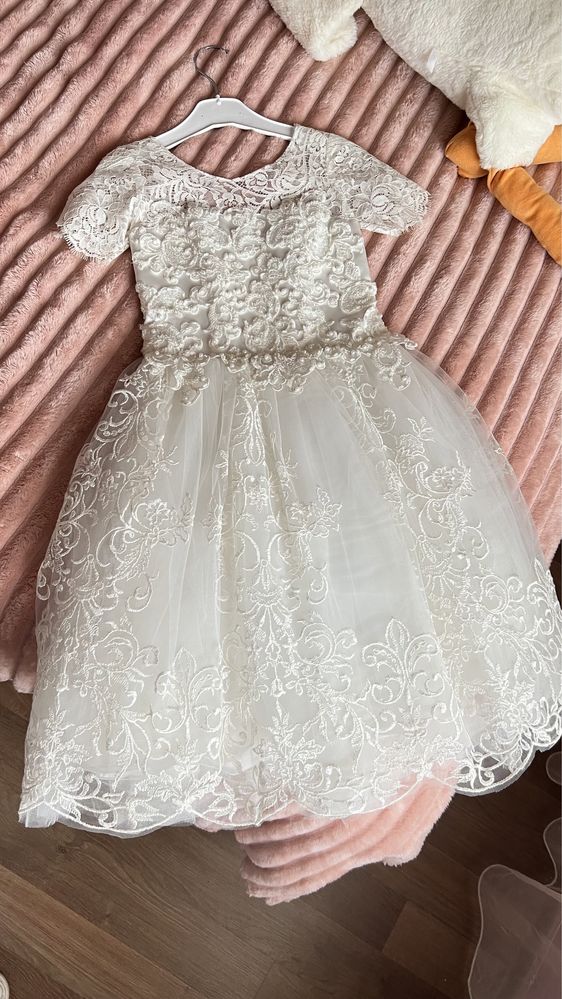 Дитяча біла нарядна сукня