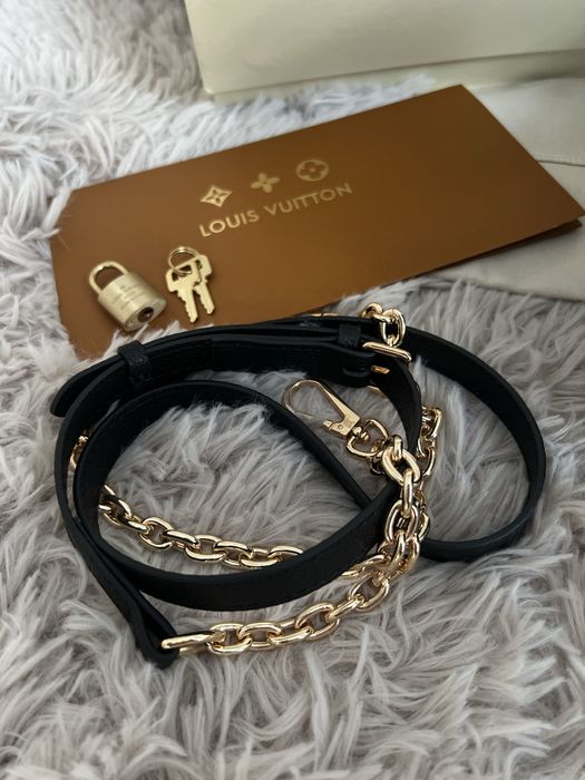 Na prezent Czarna torebka LV