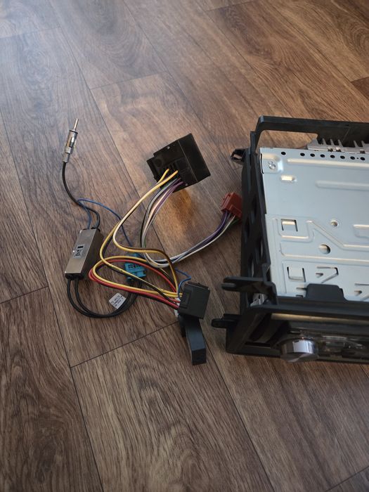 Продам автомагнитолу Pioneer в гарному стані із шахтою.