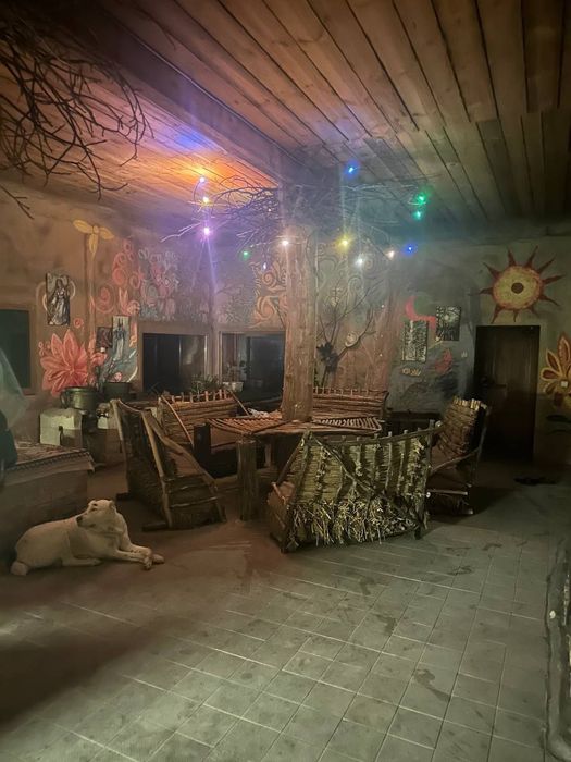 Каворкінг баня з кухнею і спальними капсулами і  харчевнею