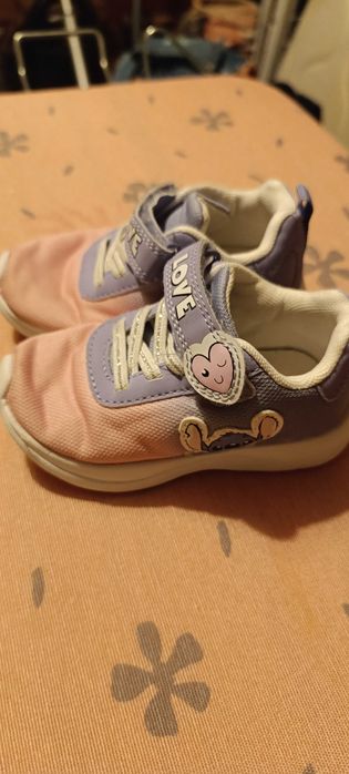 Sapatos de bebê de várias marcas