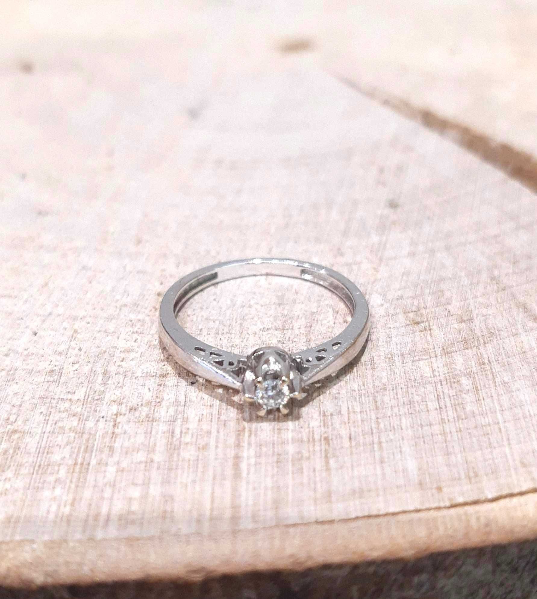 Złoty pierścionek z brylantem r.9 0,07 ct-1,64 g/p.585