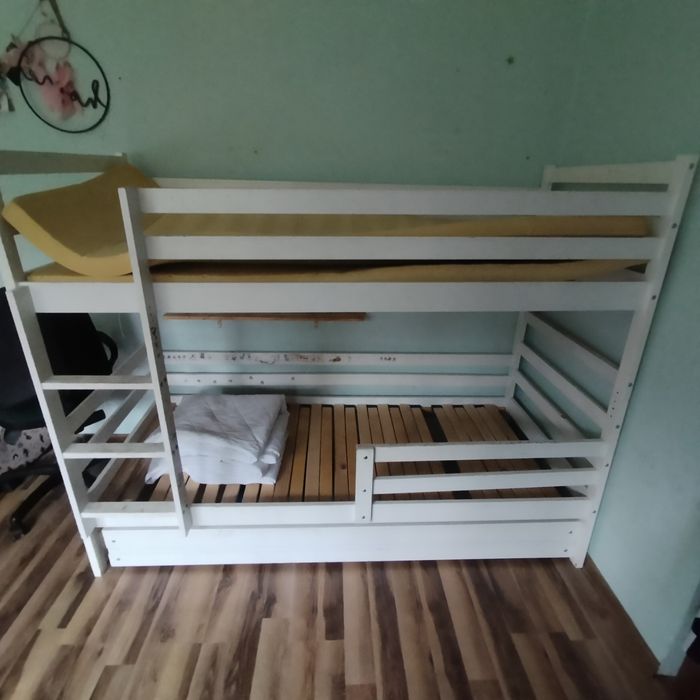 Łóżko dwupiętrowe z szufladą i materacami