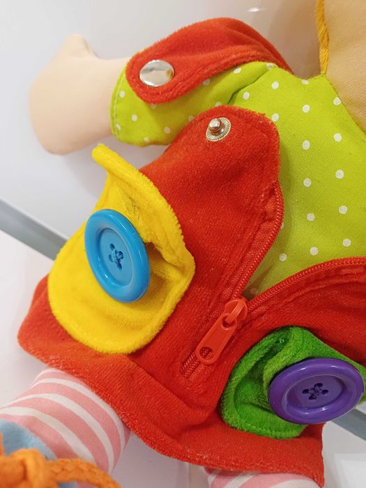 Lalka edukacyjna aktywizująca manipulacyjna - wiązanie guziki retro