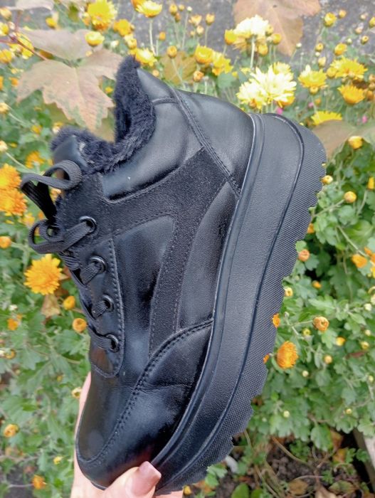 Кросівки зимові в гарному стані