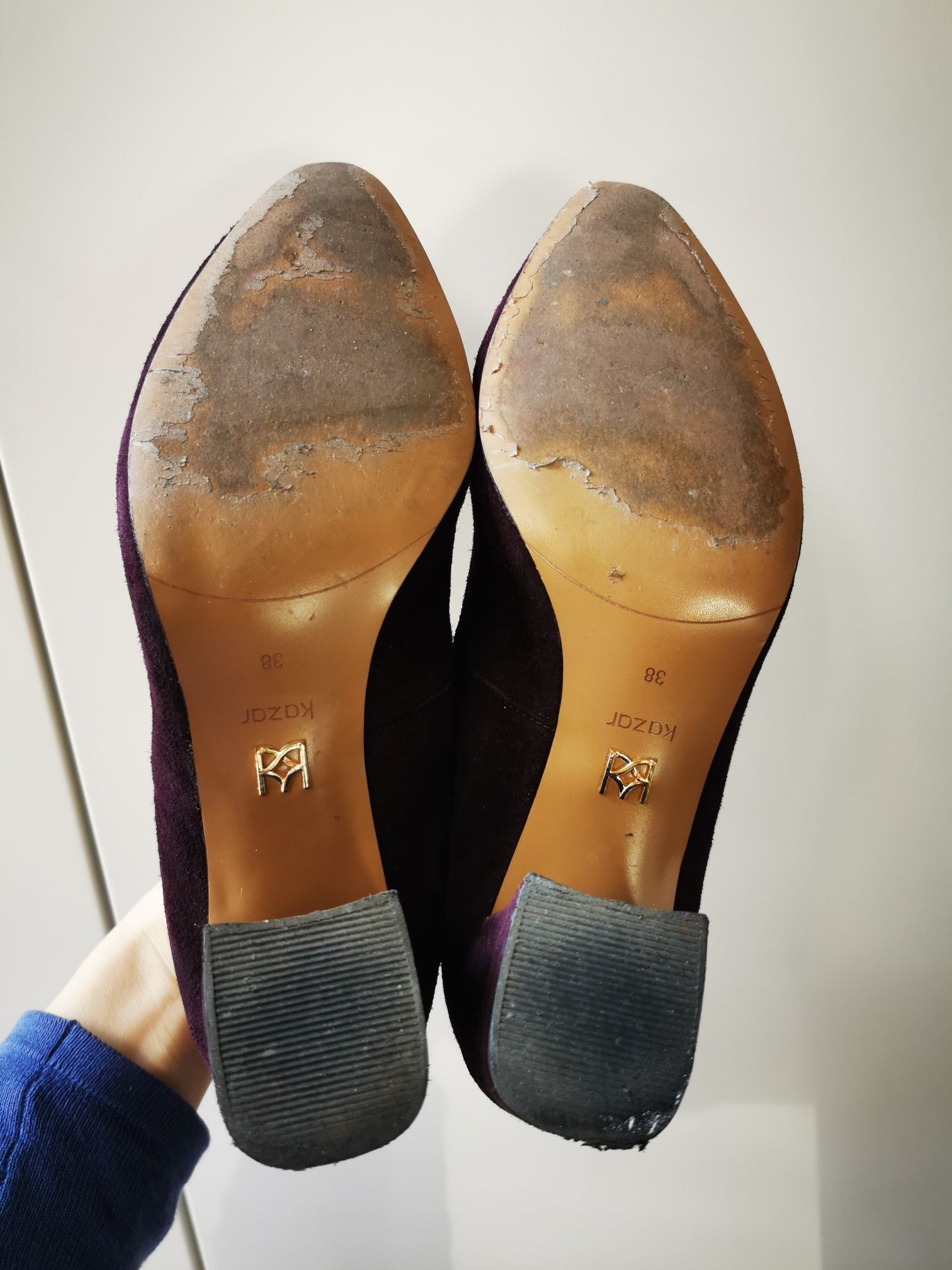Buty zamszowe czółenka Kazar bordowe r. 38