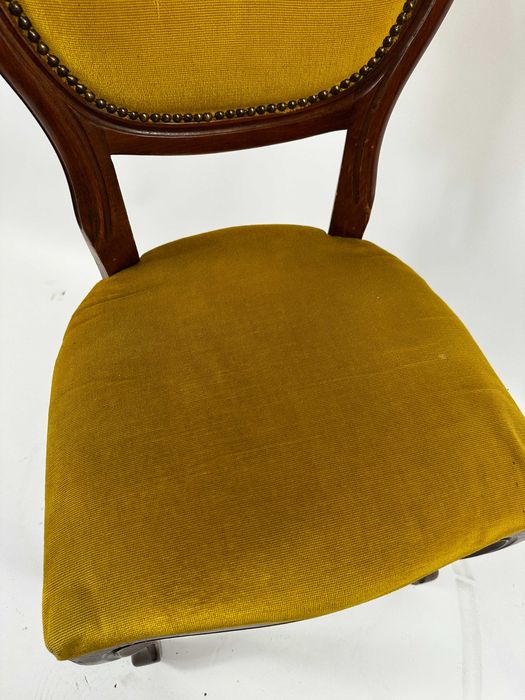 Stare piękne krzesło drewniane z obiciem.