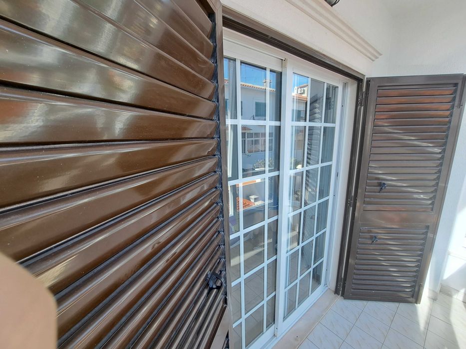 Portadas Alumínio + Portas de Correr Alumínio com vidro + Grade