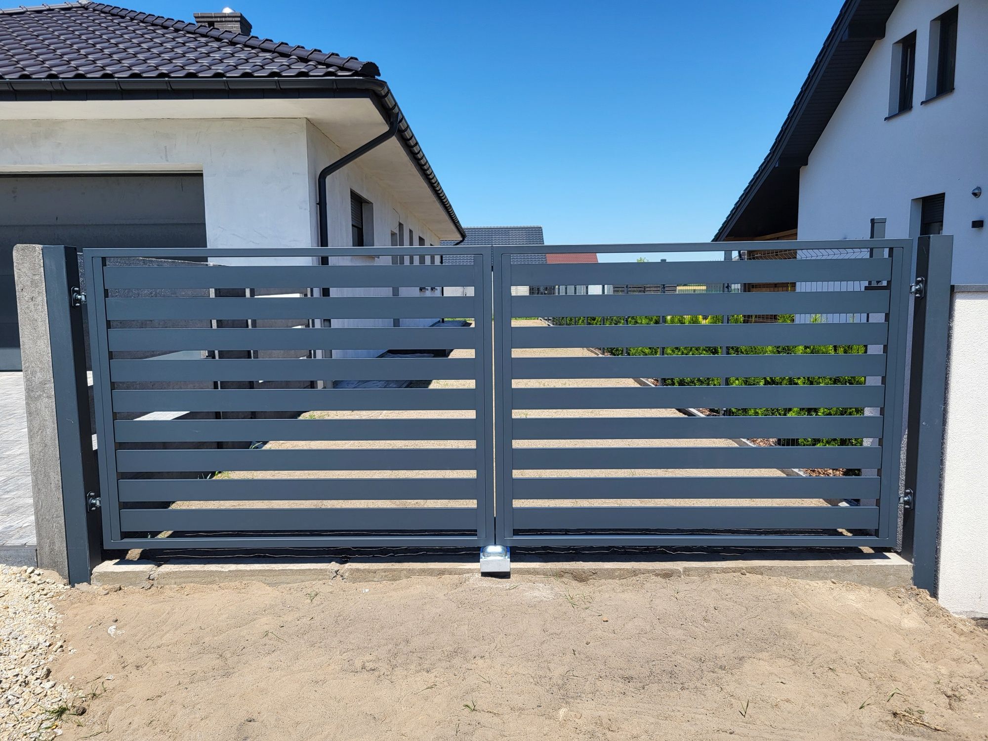 Brama dwuskrzydłowa ogrodzenie aluminiowe
