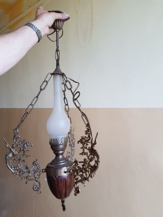 Lampa z pięknymi okuciami