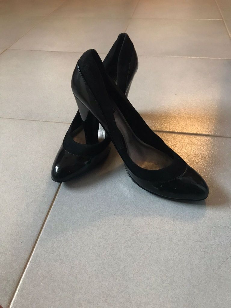 Sapatos em verniz preto