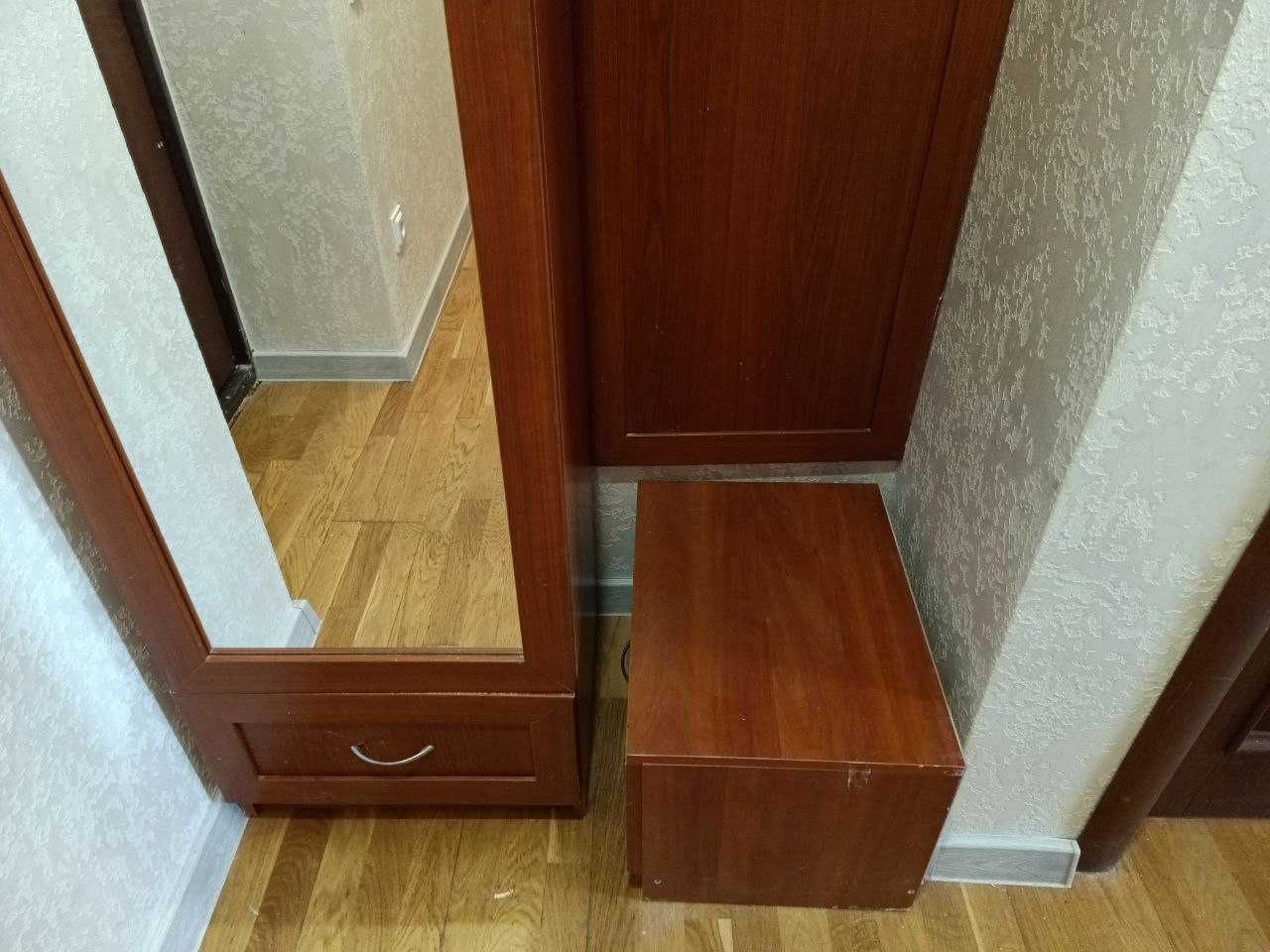 Шкаф у прихожу у хорошому стані