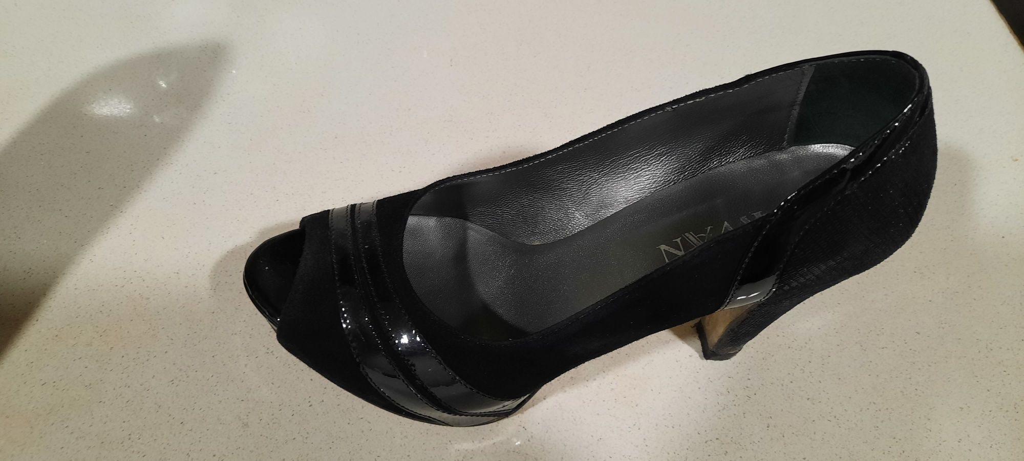 Sapatos pretos como novos