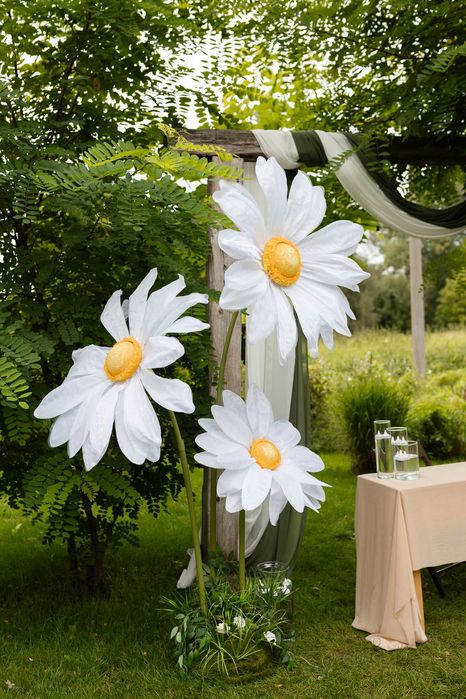 Kwiaty Giganty Białe – 6 szt. + 2 podstawy LED, wys. 150–250 cm