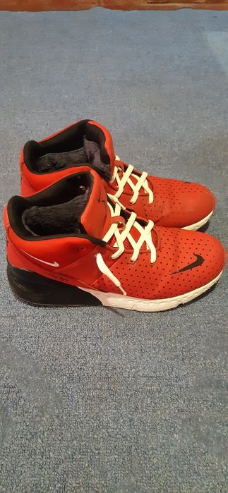 Продам женские ботинки NIKE