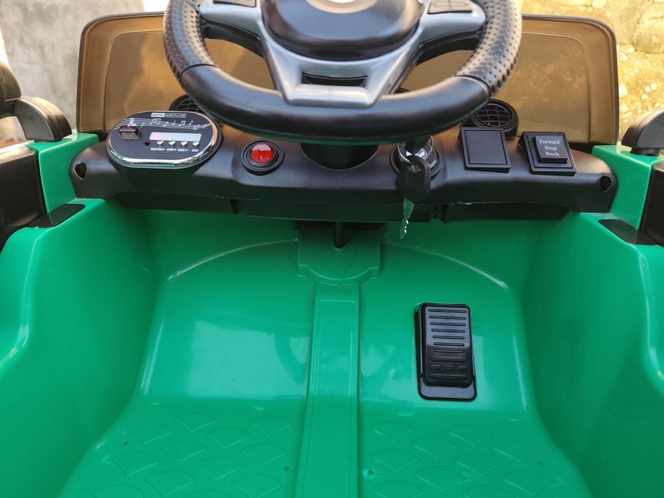 Дитячий електромобіль