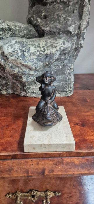 Hiszpańska rzeźba Just Andersen chłopiec z rybą dekor sygnowana antyk