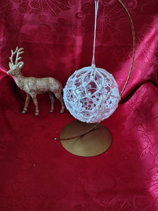 Bombka szydełkowa na wkładzie akrylowym