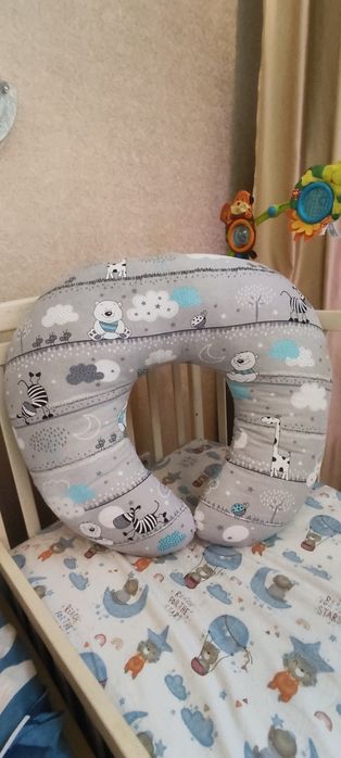 Прокат подушка для годування