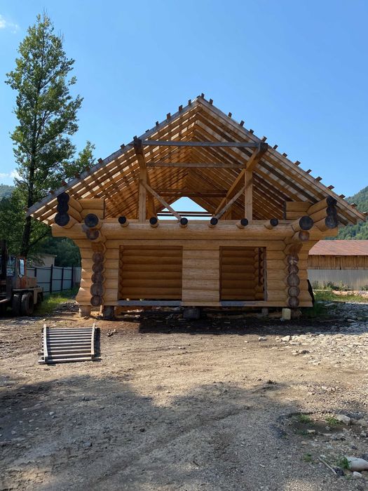 Дерев'яний будинок, зруб з дикої округлої колоди порода ялина