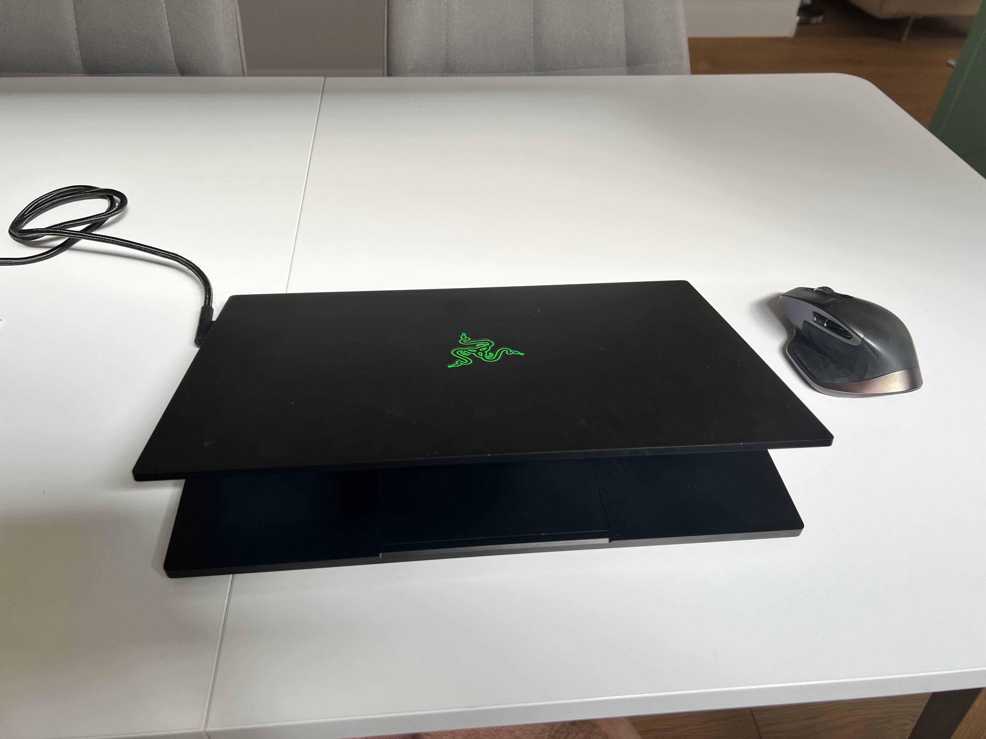 Razer Blade 15 Advanced - RTX 2070 MaxQ, i7-9750H + podkładka chłodz.