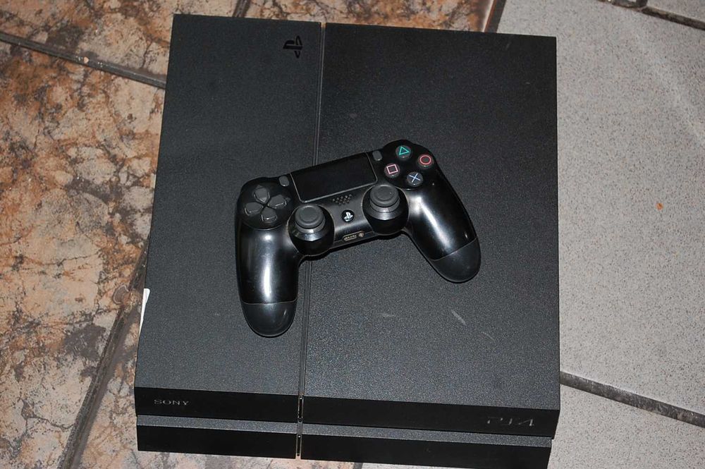 Konsola PS4 1TB + Pad + Okablowanie