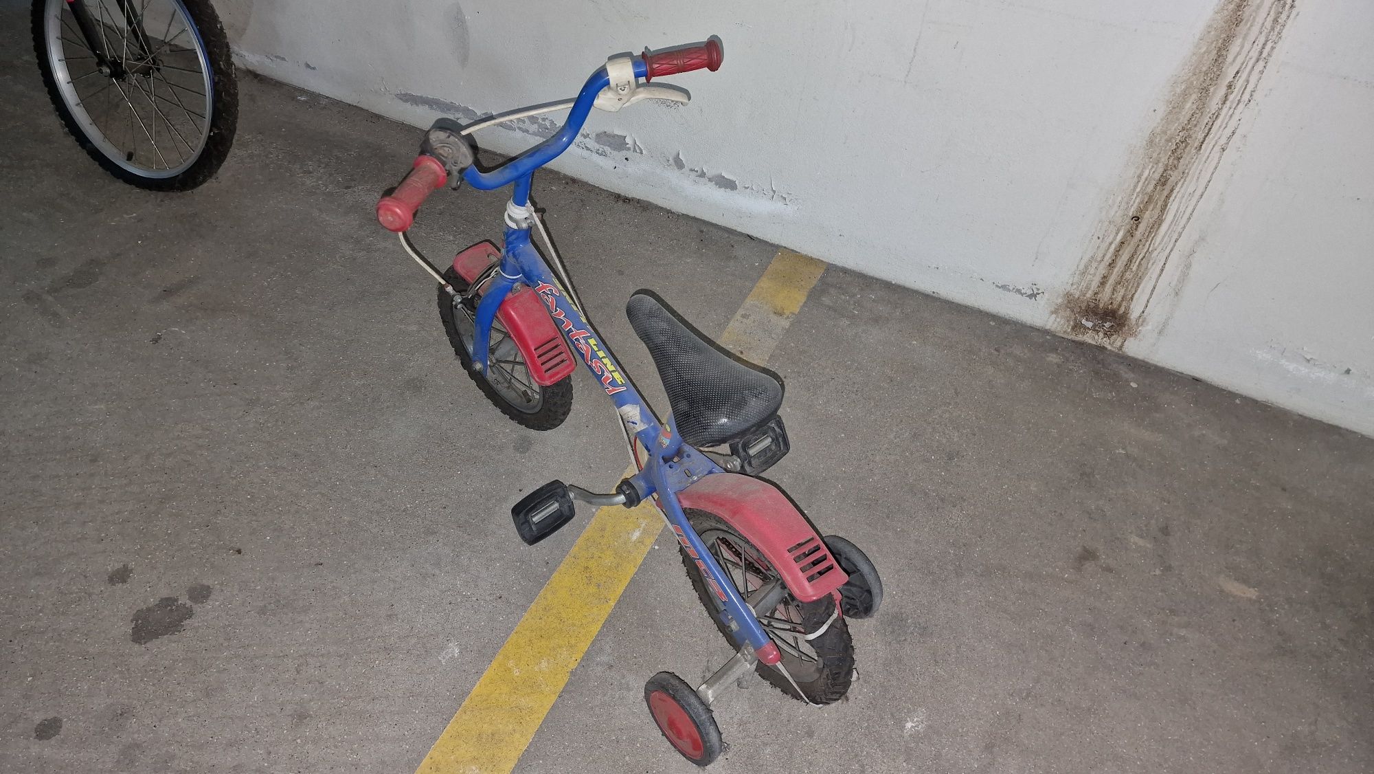 Bicicleta de criança pequena