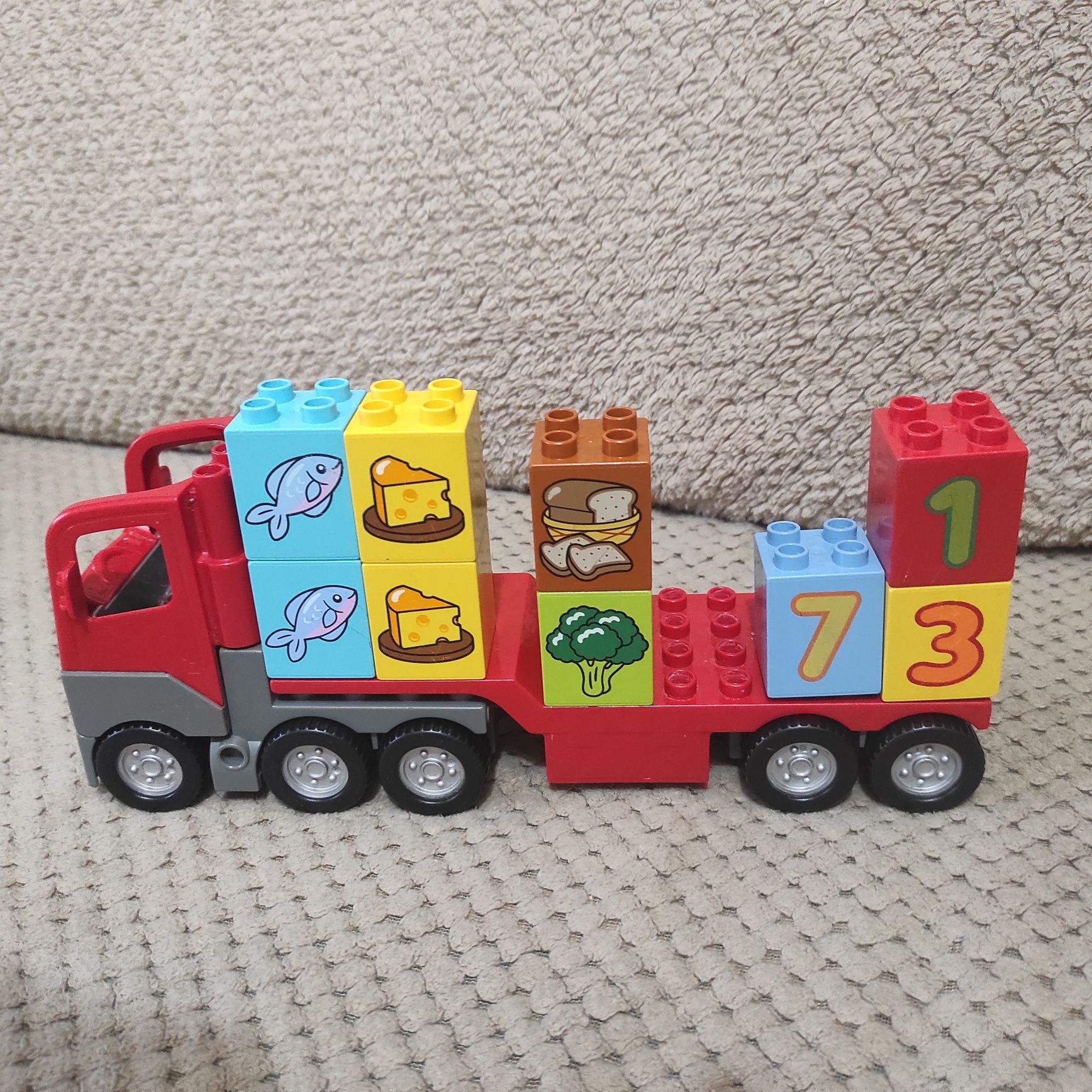 LEGO Duplo mix klocków z różnych zestawów.
Myszka Miki 
Tir z czerwoną