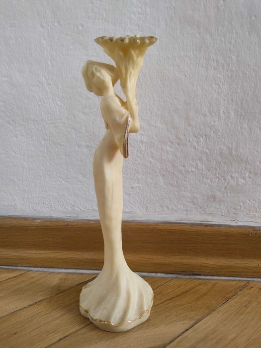 Duża figurka, dama, świecznik, wysokość 30 cm., kwiat, ecru, beż